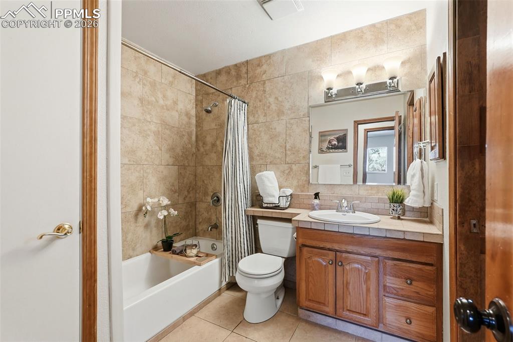 Image 31 of 50: Full Bathroom, Tile, Upper Level