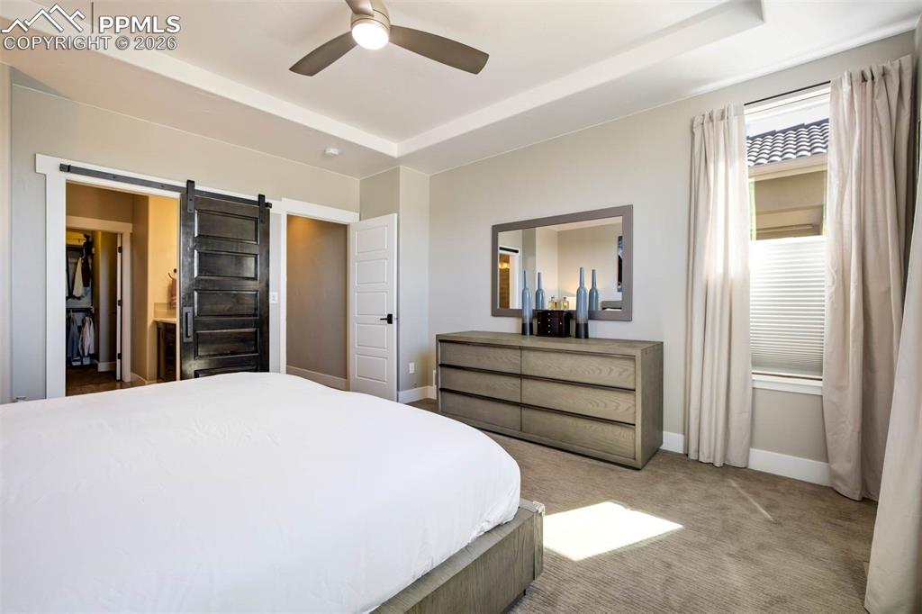 Image 16 of 50: Bedroom