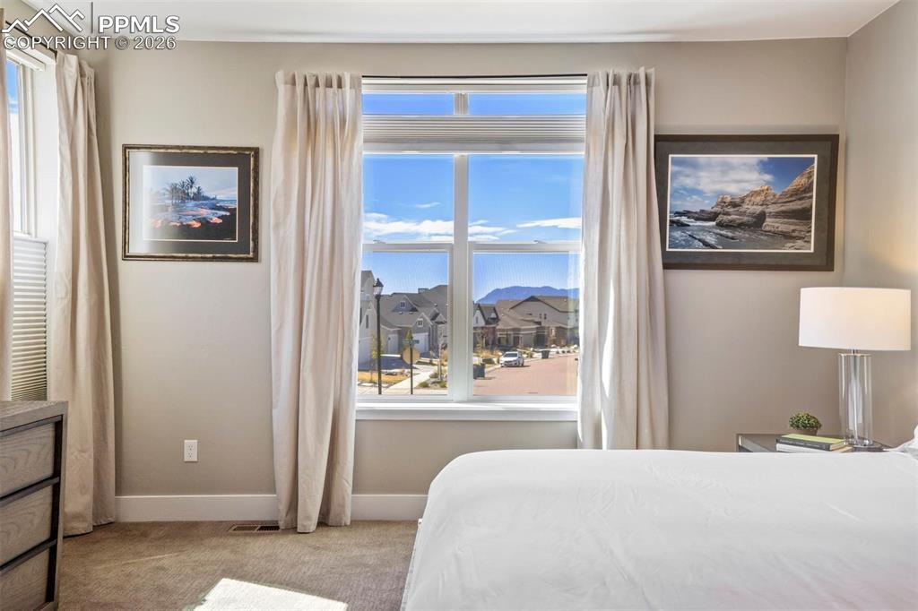 Image 17 of 50: Bedroom