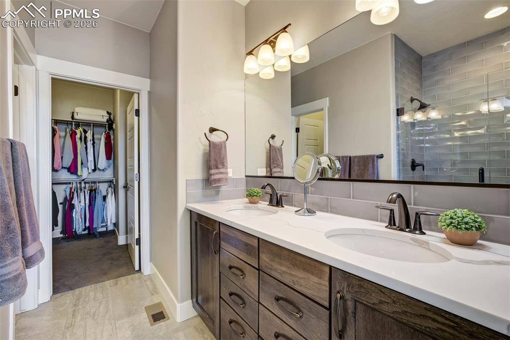 Image 18 of 50: Bathroom