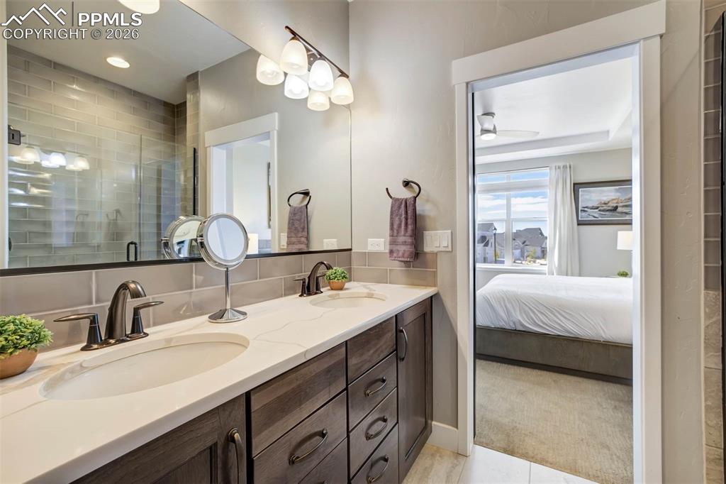 Image 19 of 50: Bathroom