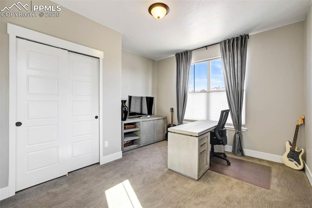 Image 22 of 50: Office