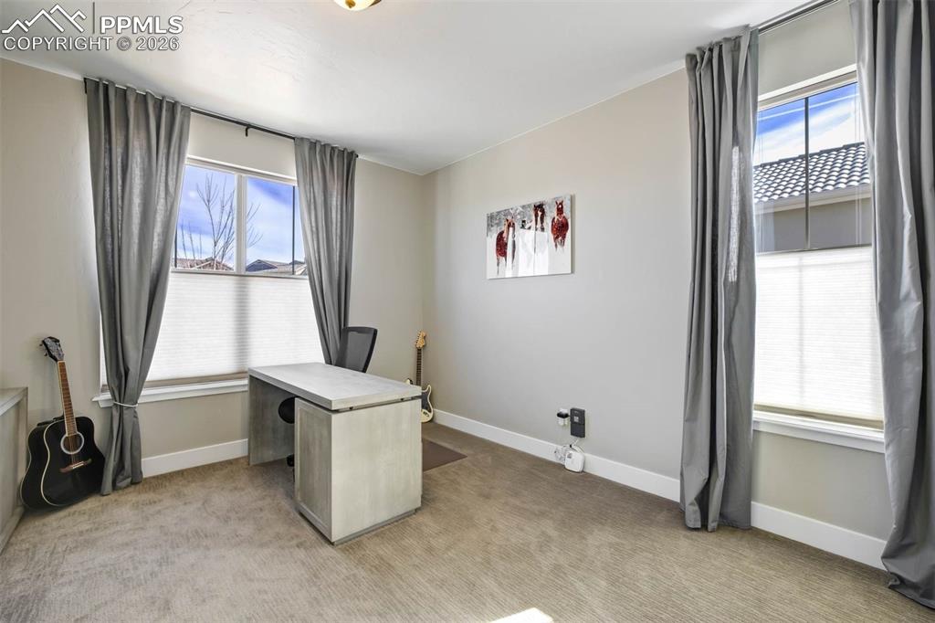 Image 23 of 50: Office