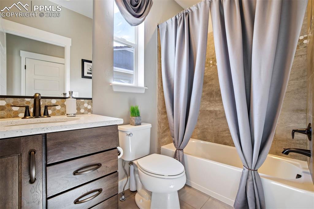 Image 24 of 50: Bathroom