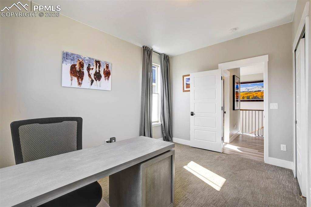 Image 25 of 50: Office