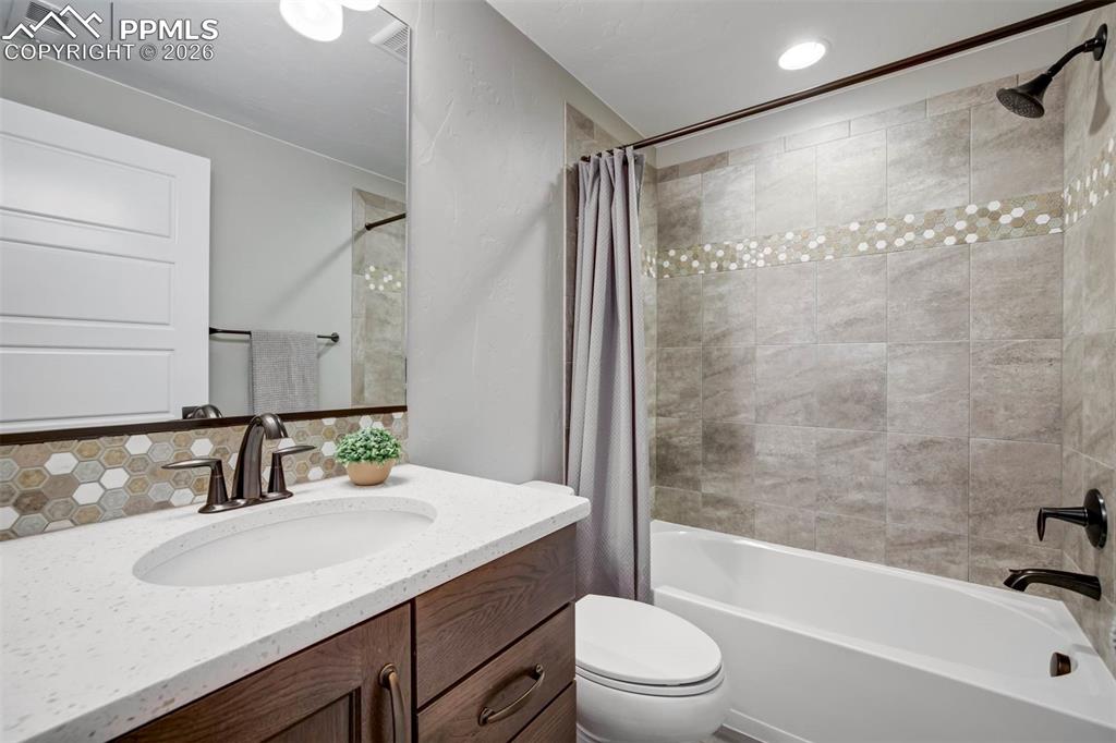 Image 38 of 50: Bathroom