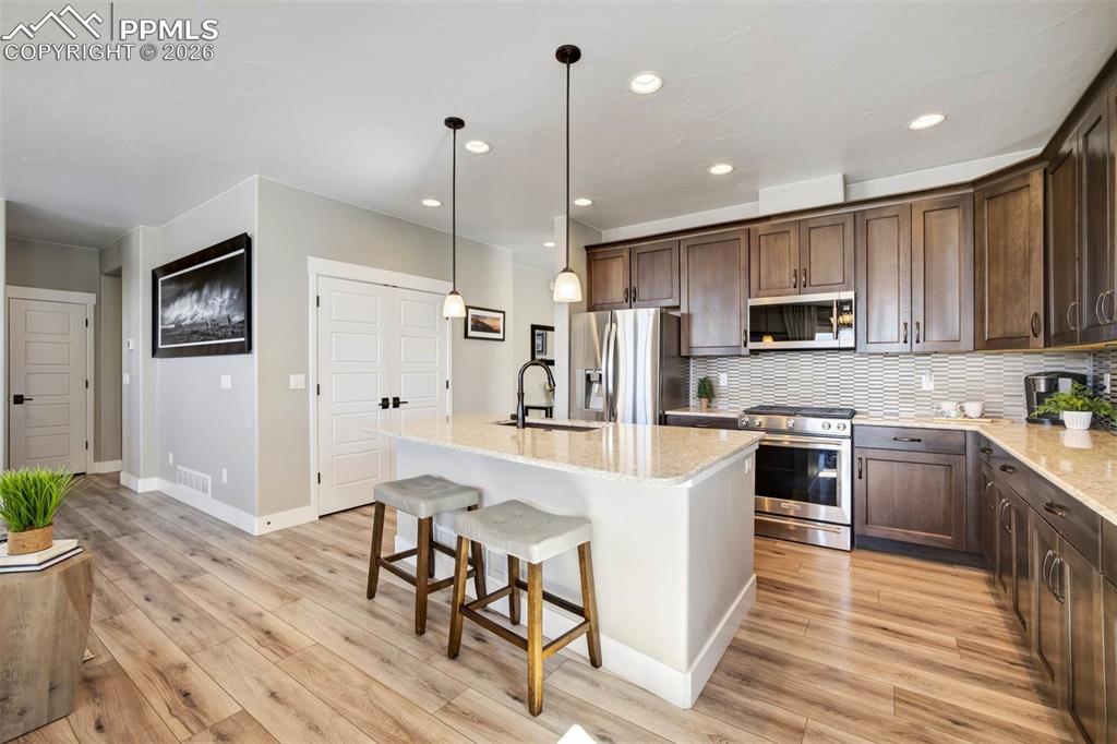 Image 4 of 50: Kitchen