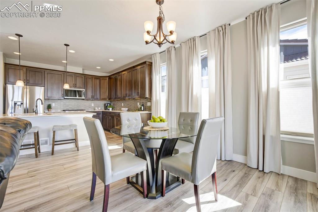 Image 5 of 50: Dining Area