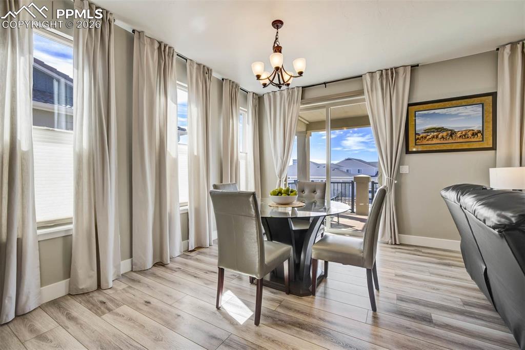 Image 6 of 50: Dining Area