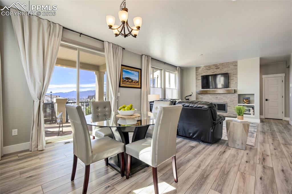 Image 7 of 50: Dining Area