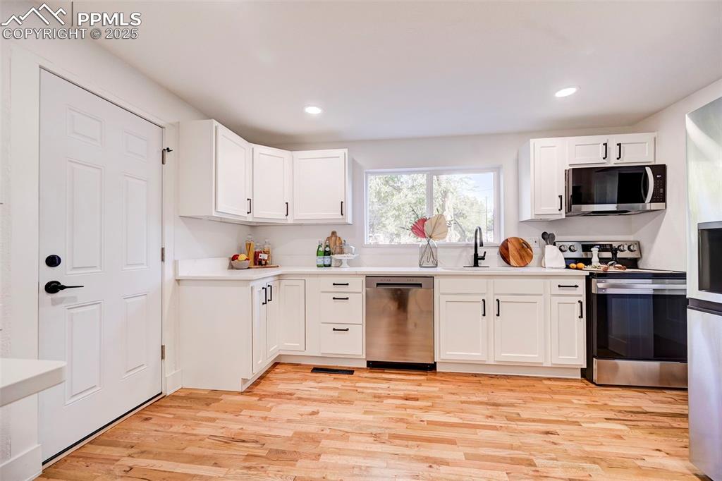 Image 12 of 41: Kitchen