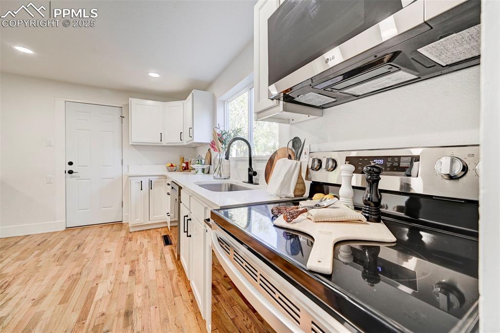 Image 15 of 41: Kitchen