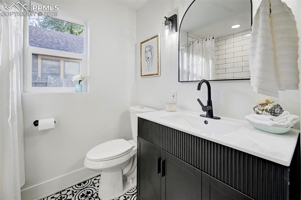 Image 21 of 41: Bathroom