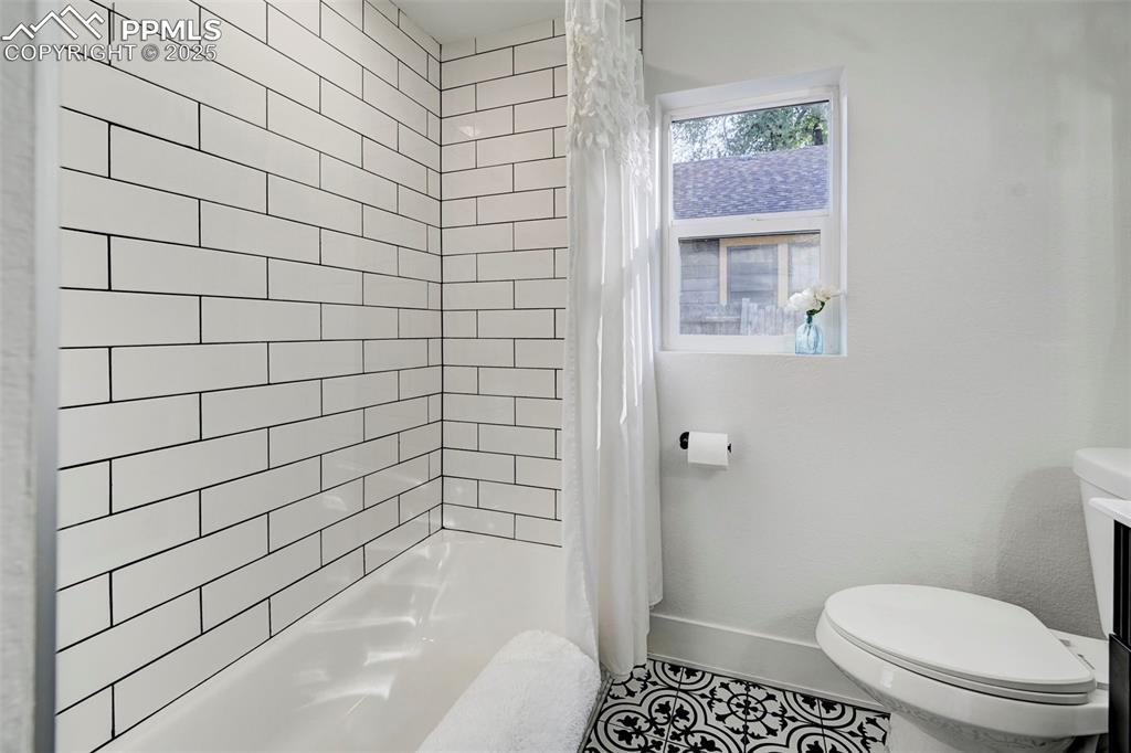 Image 22 of 41: Bathroom