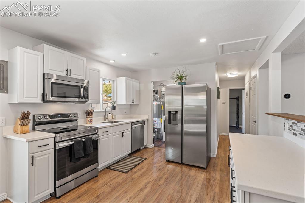 Image 12 of 34: Newer Stainless Steel Appliances