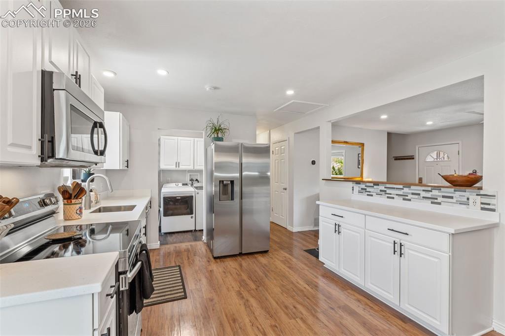 Image 13 of 34: New Countertops