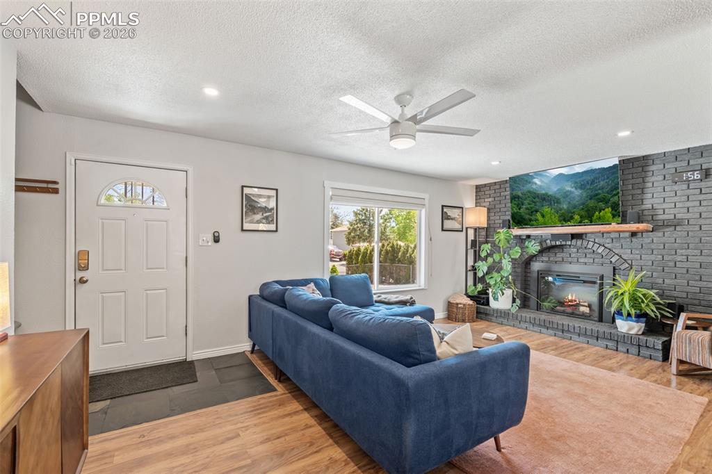 Image 5 of 34: Tile flooring in entry