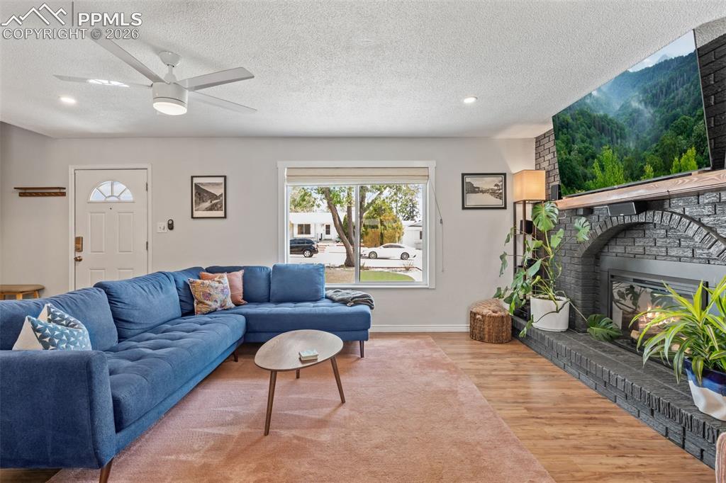 Image 6 of 34: Spacious and bright