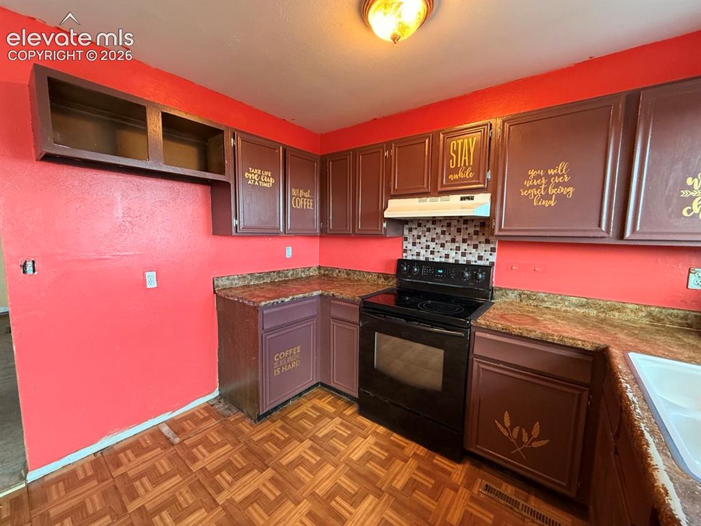 Image 10 of 31: Kitchen