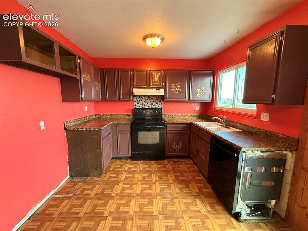 Image 8 of 31: Kitchen