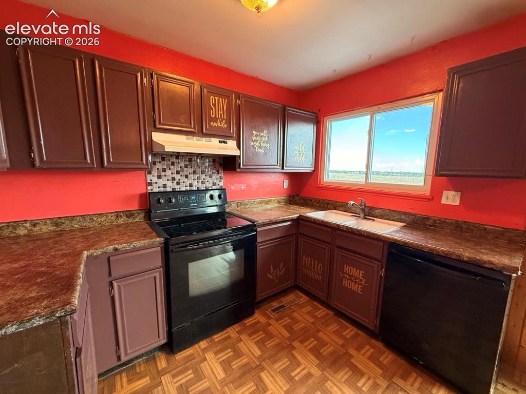 Image 9 of 31: Kitchen