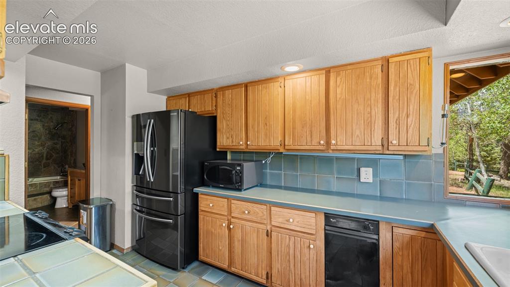 Image 10 of 50: Kitchen