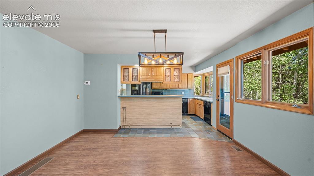 Image 11 of 50: Kitchen