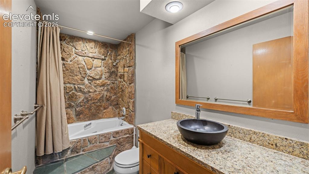 Image 12 of 50: Bathroom