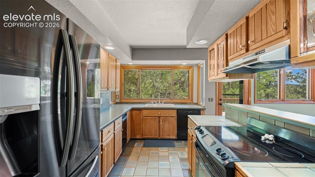 Image 8 of 50: Kitchen