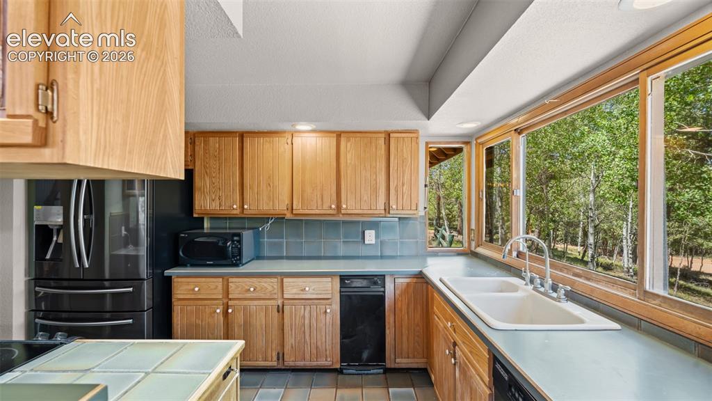 Image 9 of 50: Kitchen