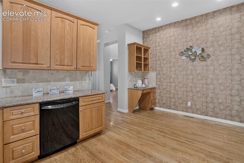 Image 13 of 44: Kitchen