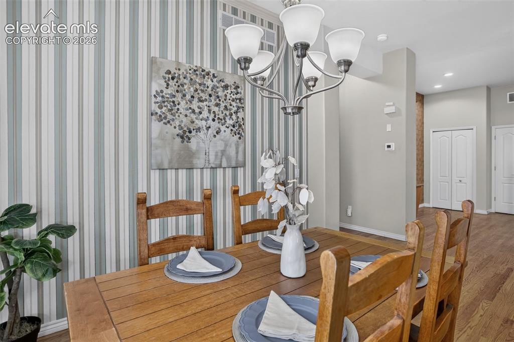 Image 17 of 44: Dining Area