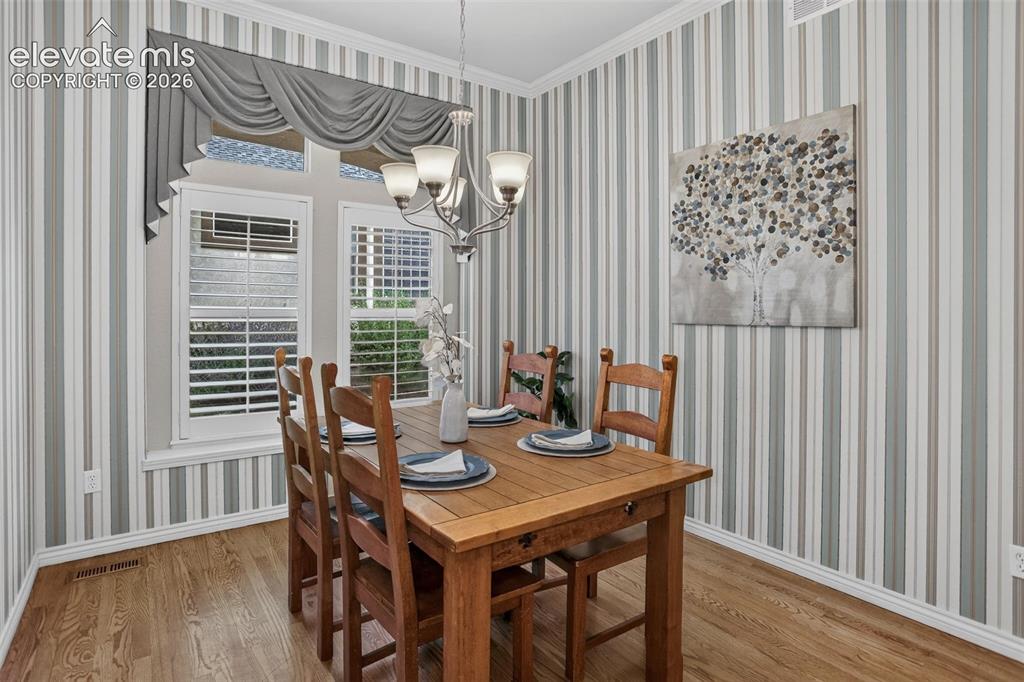 Image 18 of 44: Dining Area