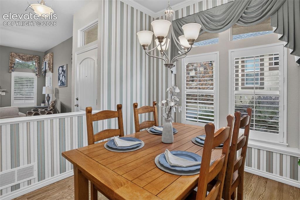Image 19 of 44: Dining Area