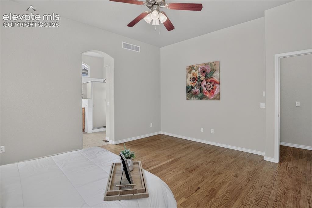 Image 24 of 44: Bedroom