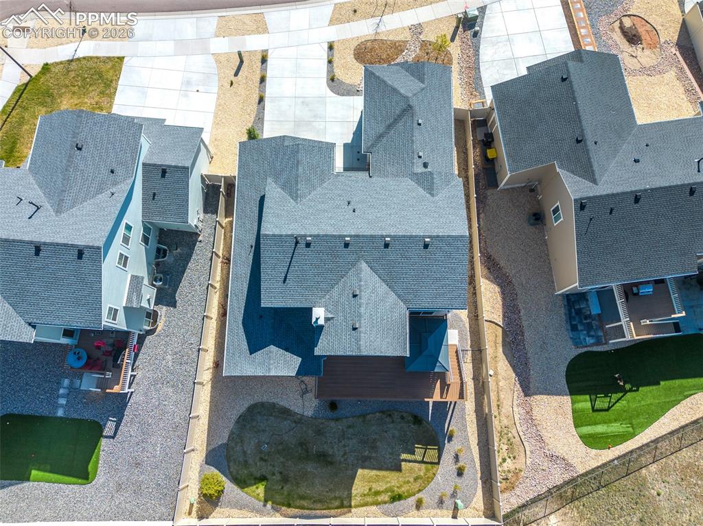 Image 5 of 9: Modern residential property featuring a gray shingle roof and a spacious ba