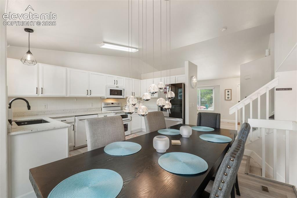 Image 10 of 50: Dining Area