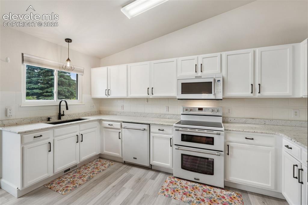Image 11 of 50: Kitchen