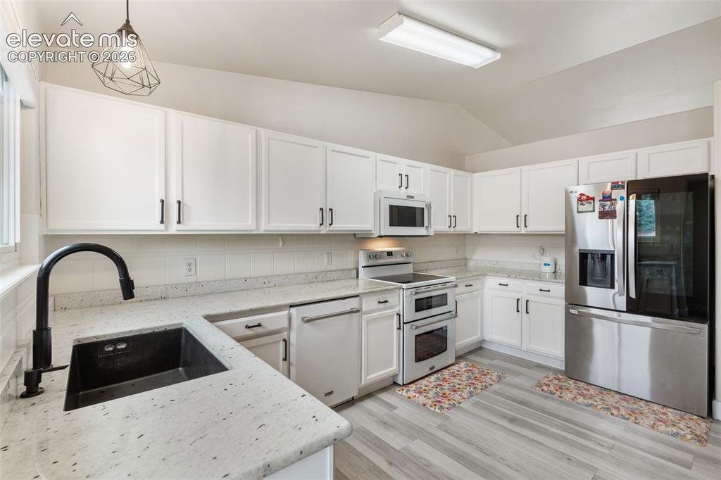 Image 12 of 50: Kitchen
