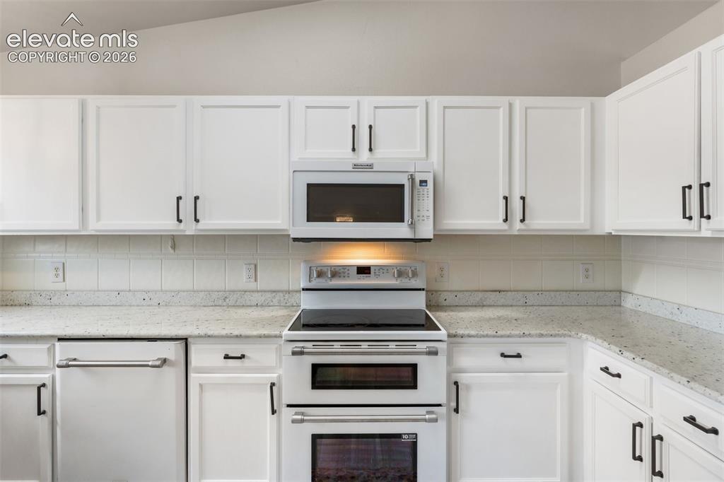 Image 14 of 50: Kitchen