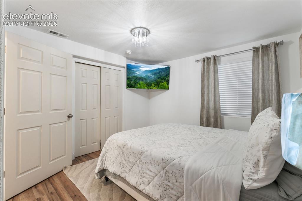 Image 33 of 50: Wood laminate flooring with 6 panel doors