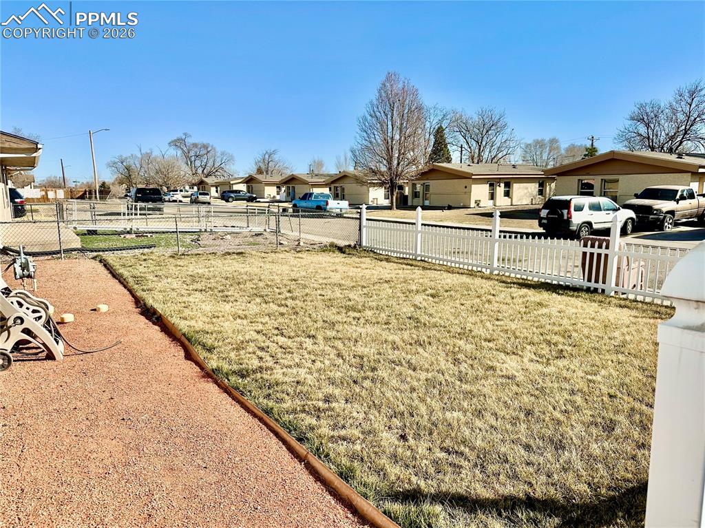 Image 13 of 16: Yard