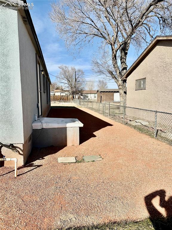 Image 14 of 16: Yard