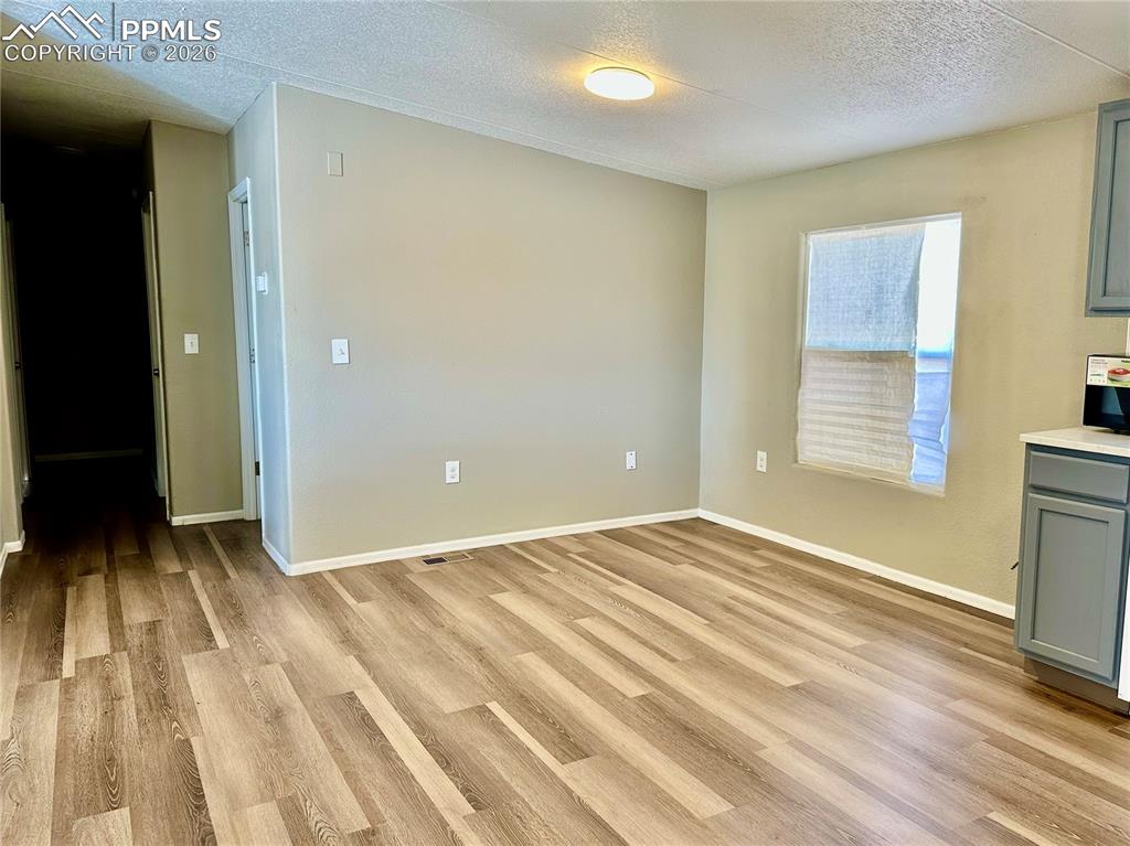 Image 5 of 16: Dining Area