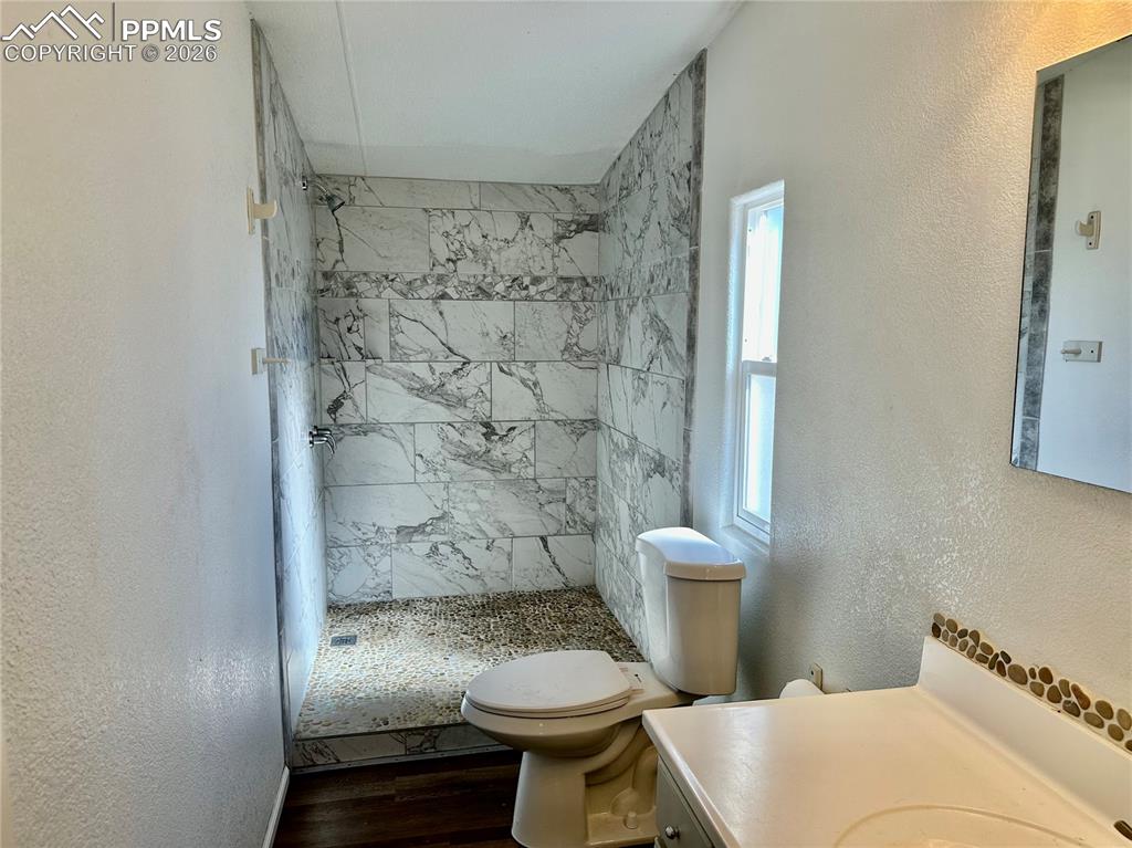 Image 7 of 16: Bathroom