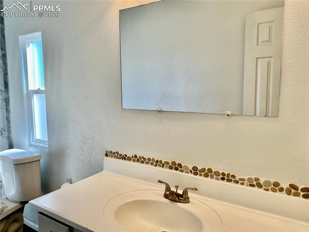 Image 8 of 16: Bathroom