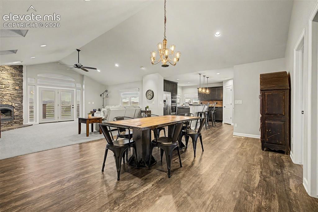 Image 11 of 50: Dining Area