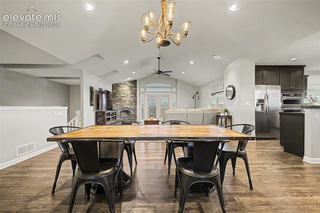 Image 12 of 50: Dining Area