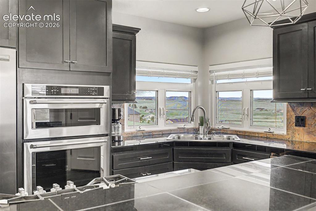 Image 15 of 50: Kitchen