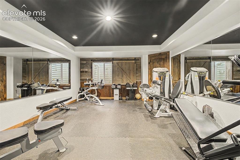 Image 30 of 50: Gym
